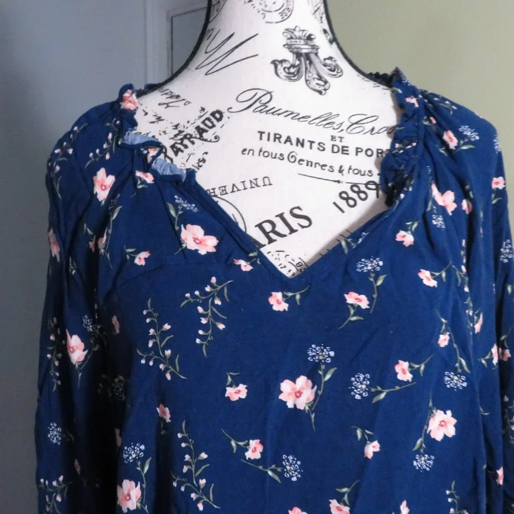 Old‎ Navy Women`s Long Sleeve Floral Top size Large In Great Condition!